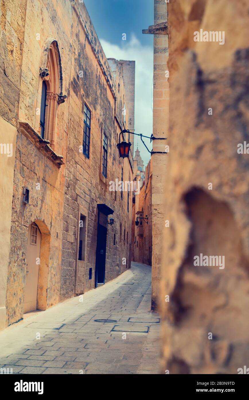 Eine enge Straße im mdina Distrikt rabat, malta, die Gasse, die sich in die Ferne schlängelt, die engen Wände klaustrophobisch in ihrer Nähe Stockfoto