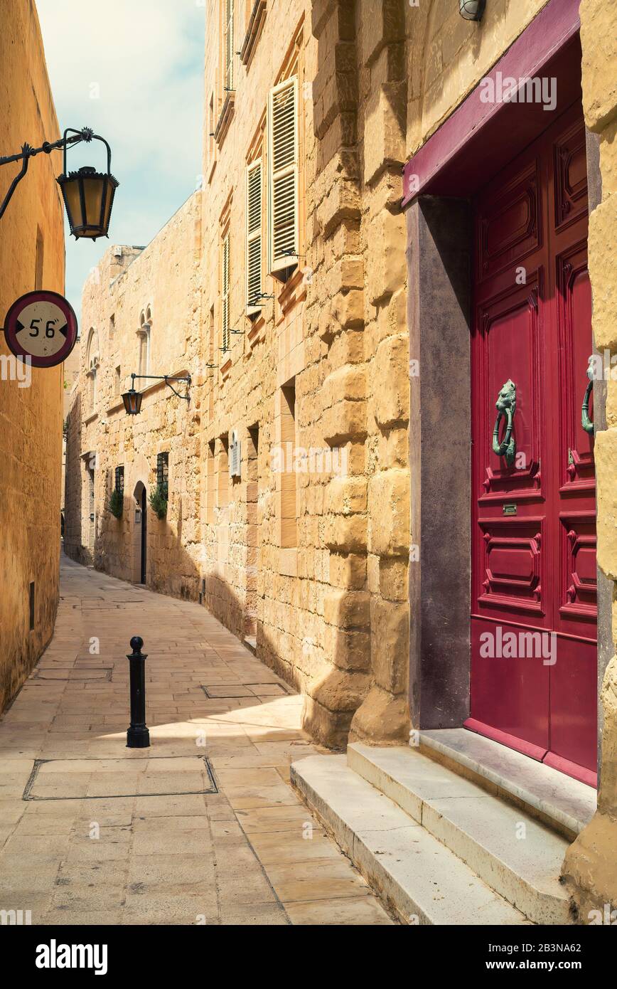 Eine leere, mittelalterliche Gasse im stadtteil mdina von Rabat auf der Mittelmeer-Insel Malta, ein Schild mit einer breiten Beschränkung, das die enge Straße bestimmt Stockfoto