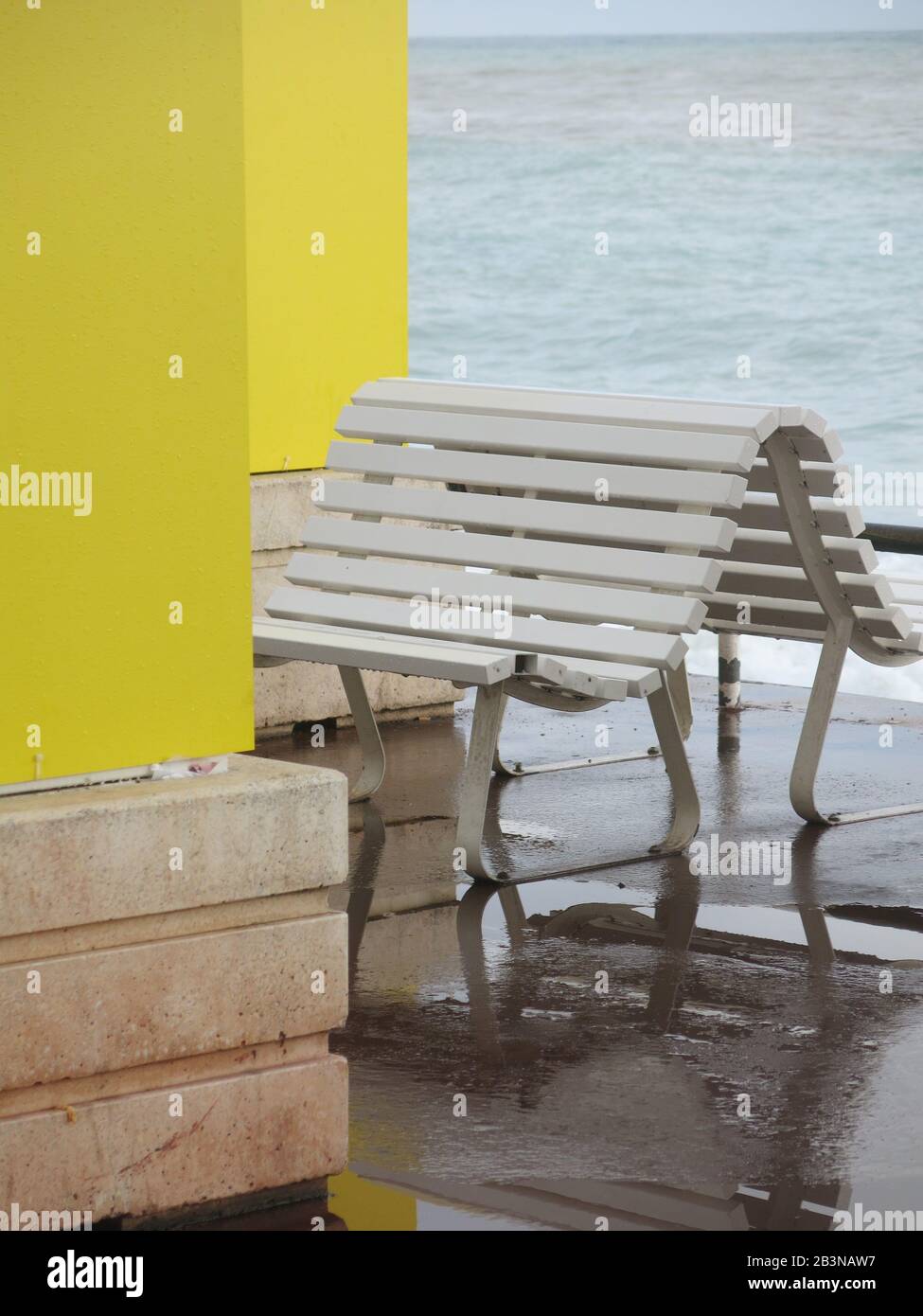 Die Plätze mit Meerblick sind bei stürmischem Wetter an der Strandpromenade an der Promenade des Anglais in Nizza, Cote d'Azur, verlassen. Stockfoto