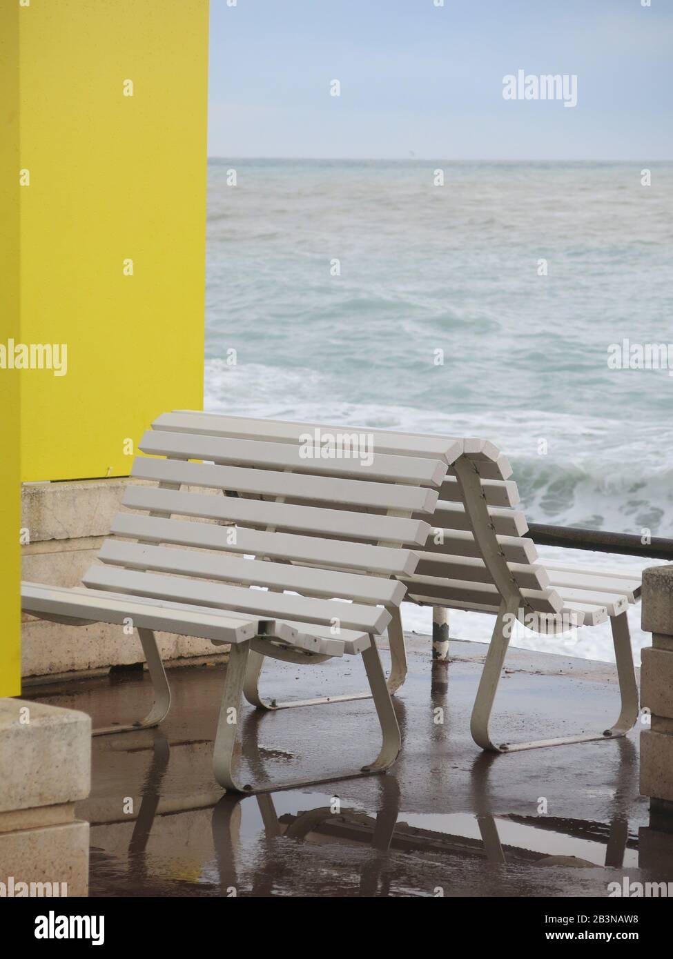 Die Plätze mit Meerblick sind bei stürmischem Wetter an der Strandpromenade an der Promenade des Anglais in Nizza, Cote d'Azur, verlassen. Stockfoto