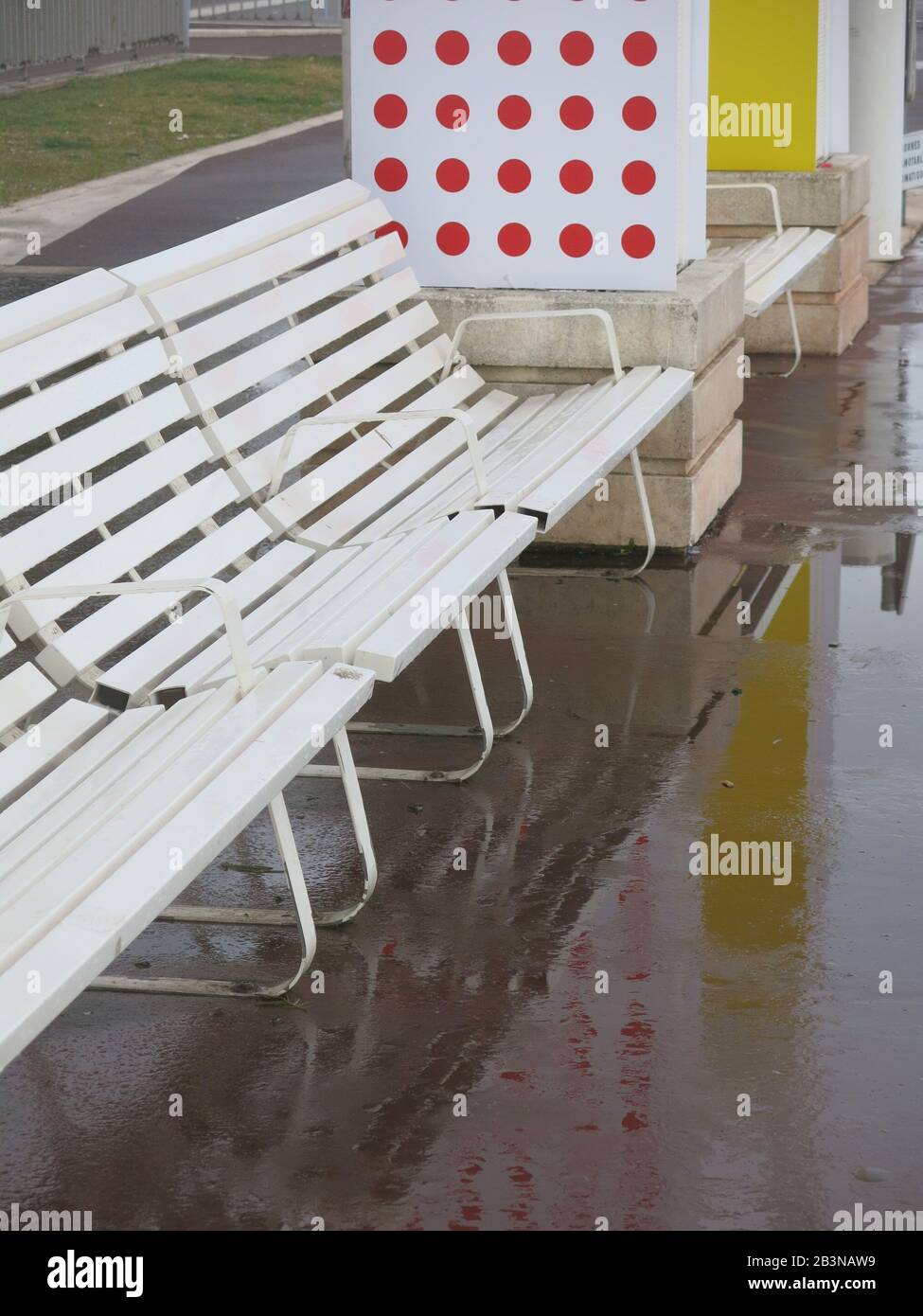 Die Plätze mit Meerblick sind bei stürmischem Wetter an der Strandpromenade an der Promenade des Anglais in Nizza, Cote d'Azur, verlassen. Stockfoto