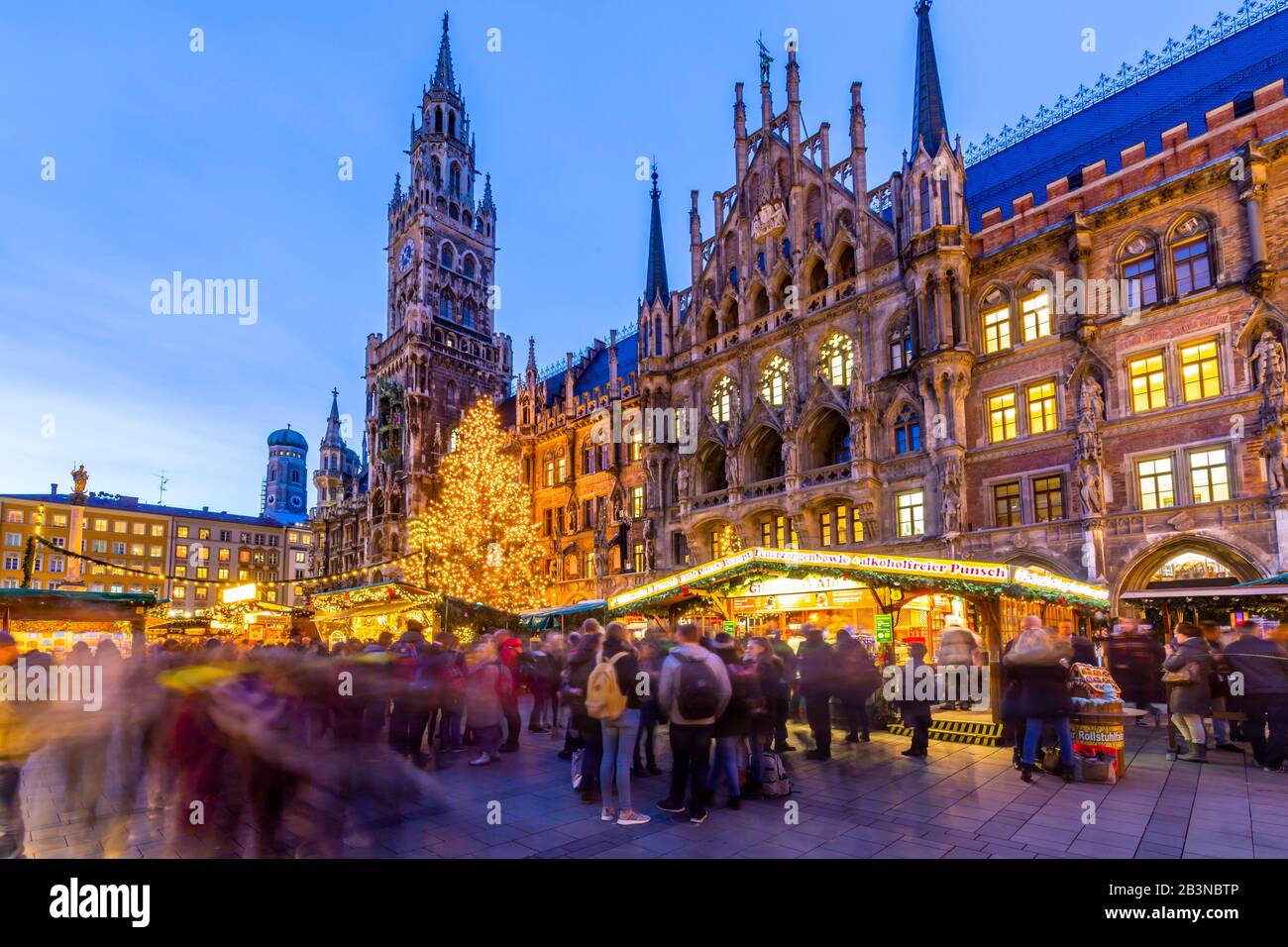 Blick auf den Weihnachtsmarkt am Marienplatz und das neue Rathaus in der Abenddämmerung, München, Bayern, Deutschland, Europa Stockfoto