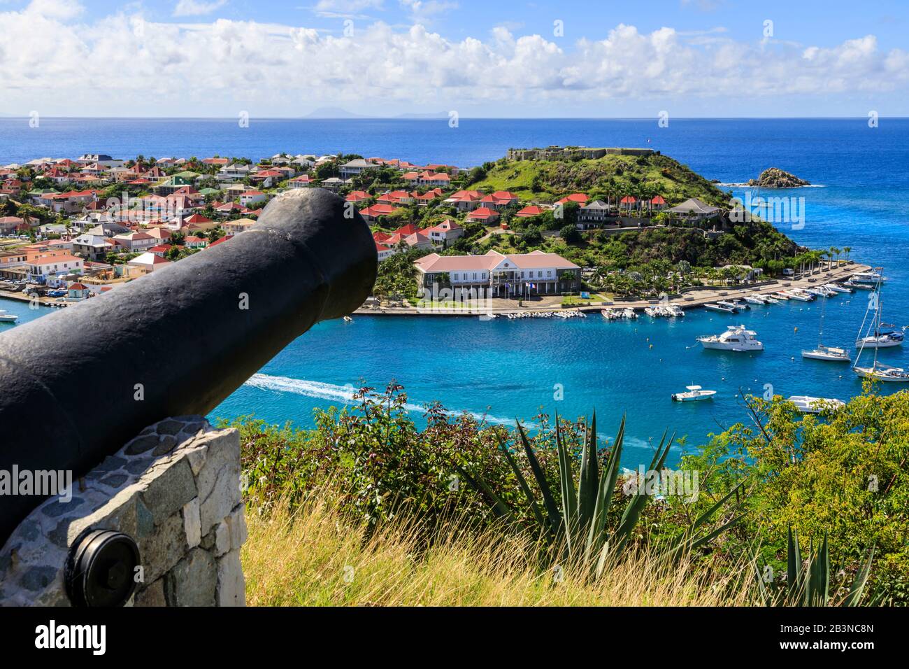 Cannon in Fort Gustaf, Blick auf Fort Oscar, Gustavia, St. Barthelemy (St. Barts) (St. Barth), Westindien, Karibik, Mittelamerika Stockfoto