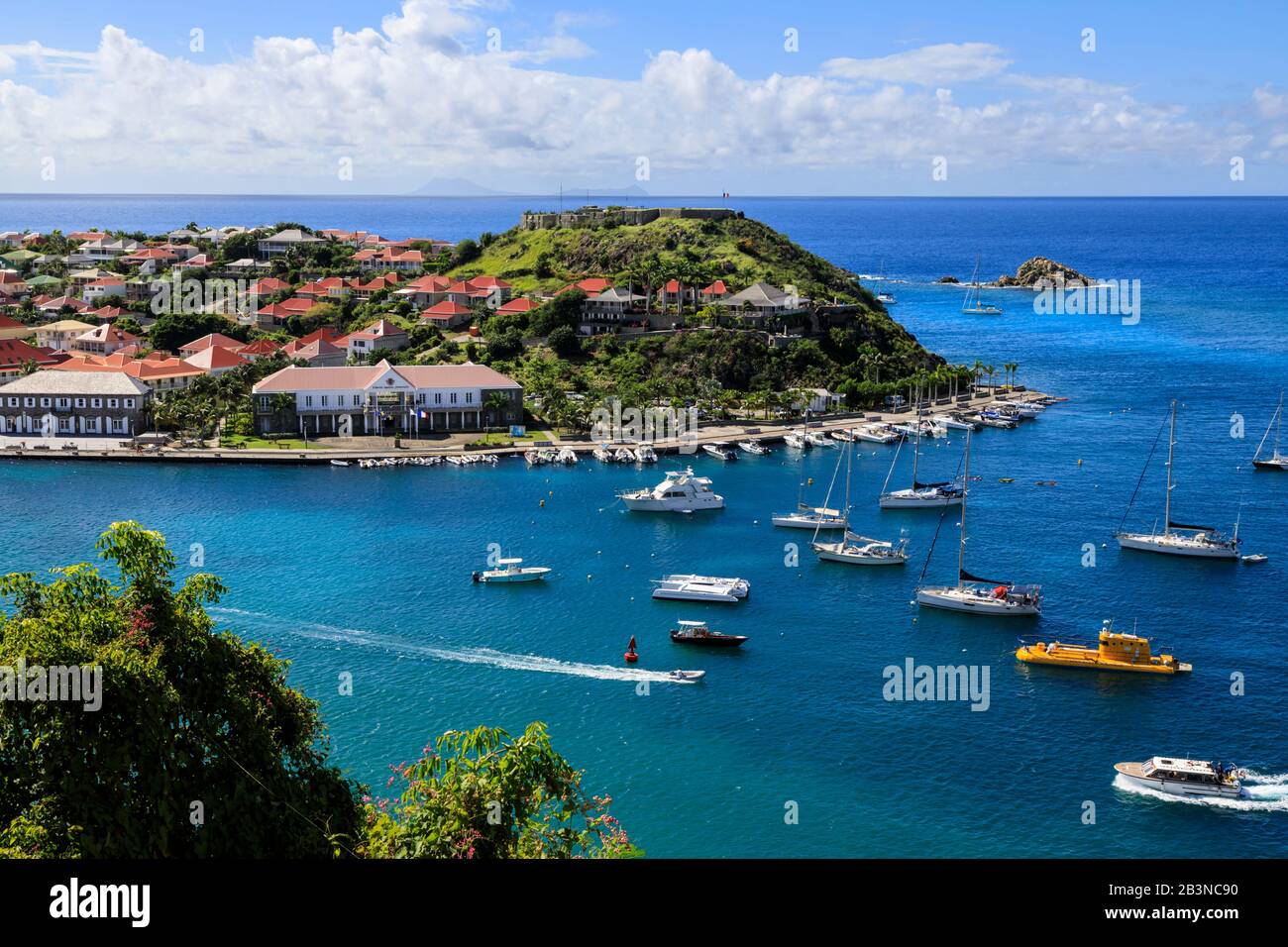 Erhöhter Blick über verankerte Yachten auf Fort Oscar, vorbei an kleinen Booten, Gustavia, St. Barthelemy (St. Barts) (St. Barth), Westindien, Karibik, Centr Stockfoto