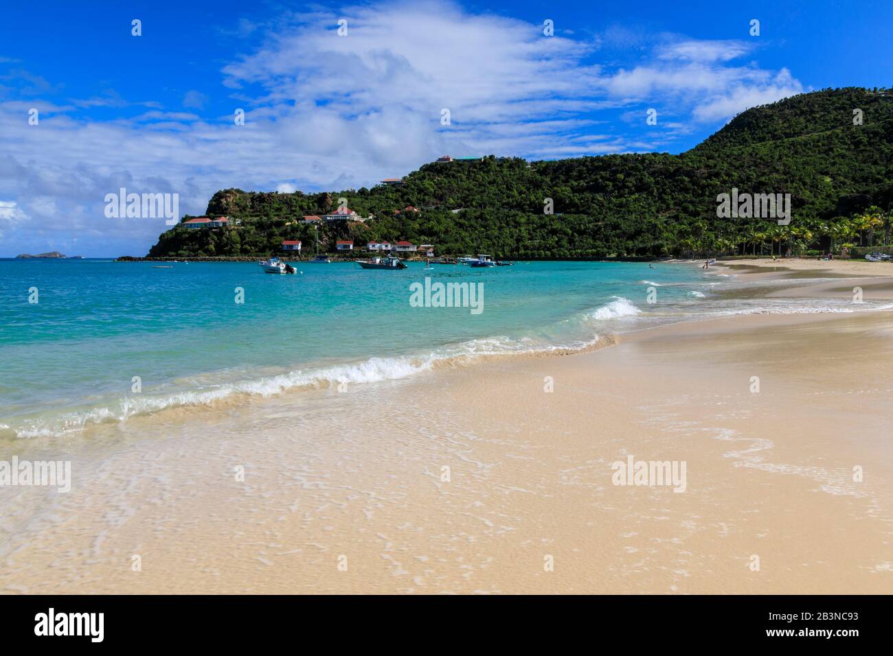 Wunderschönes türkisfarbenes Meer und bewaldete Hügel, weißer Sand St. Jean (Saint Jean) Beach, St. Barthelemy (St. Barts) (St. Barth), Westindien, Karibik, Cent Stockfoto