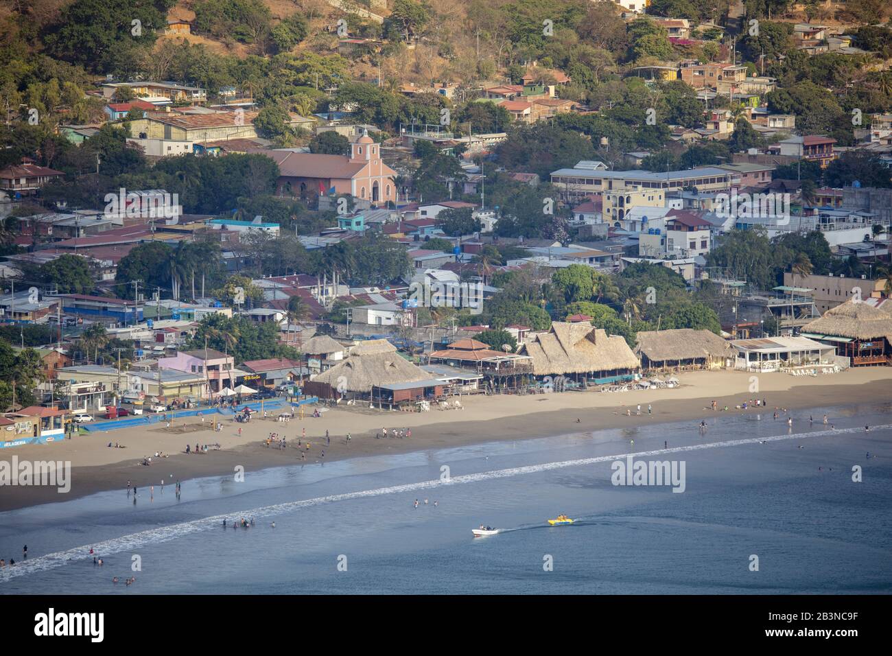 Blick auf den Strand und das Surfresort San Juan del Sur, El Salvador, Mittelamerika Stockfoto