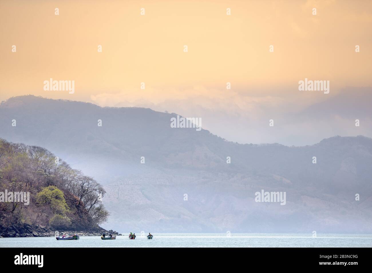 Fischerboote vor der sich abzeichnenden Kulisse des Vulkans Conchagua und des Cerro Cacahuatique, El Salvador, Mittelamerika Stockfoto