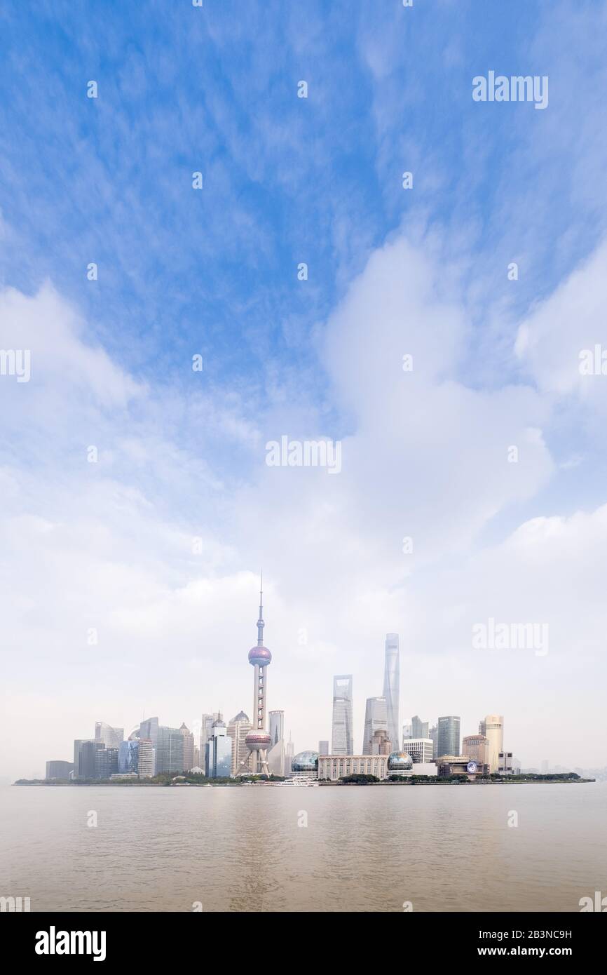 Die Skyline der Stadt Shanghai mit dem Oriental Pearl TV Tower, dem Shanghai Tower und dem Shanghai World Financial Center, Pudong, Shanghai, China, Asien Stockfoto