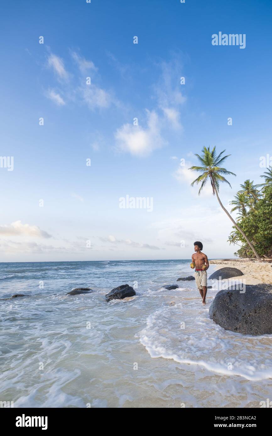 Ein lokaler Mann, der entlang von North Beach, Little Corn Island, Islas del Maiz (Corn Islands), Nicaragua, Mittelamerika spazieren geht Stockfoto