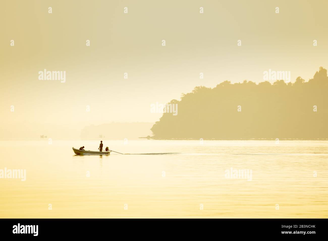 Ein Fischerboot auf ruhigem Meer, Rong Islands, Kambodscha, Indochina, Südostasien, Asien Stockfoto