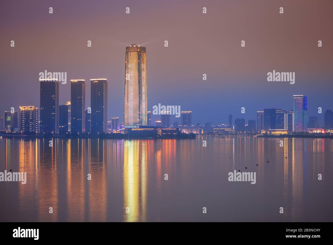 Blick auf Yixing City in der Nacht, Jiangsu-Provinz, China, Asien Stockfoto