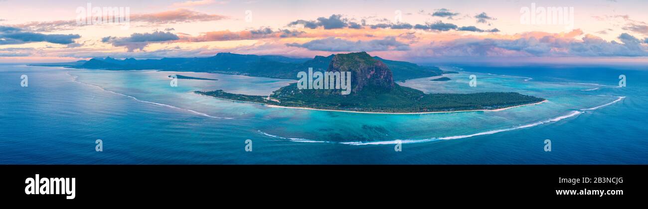 Luftpanorama von der Halbinsel Le Morne brabant und Korallenriffe, Black River District, Mauritius, Indischer Ozean, Afrika Stockfoto