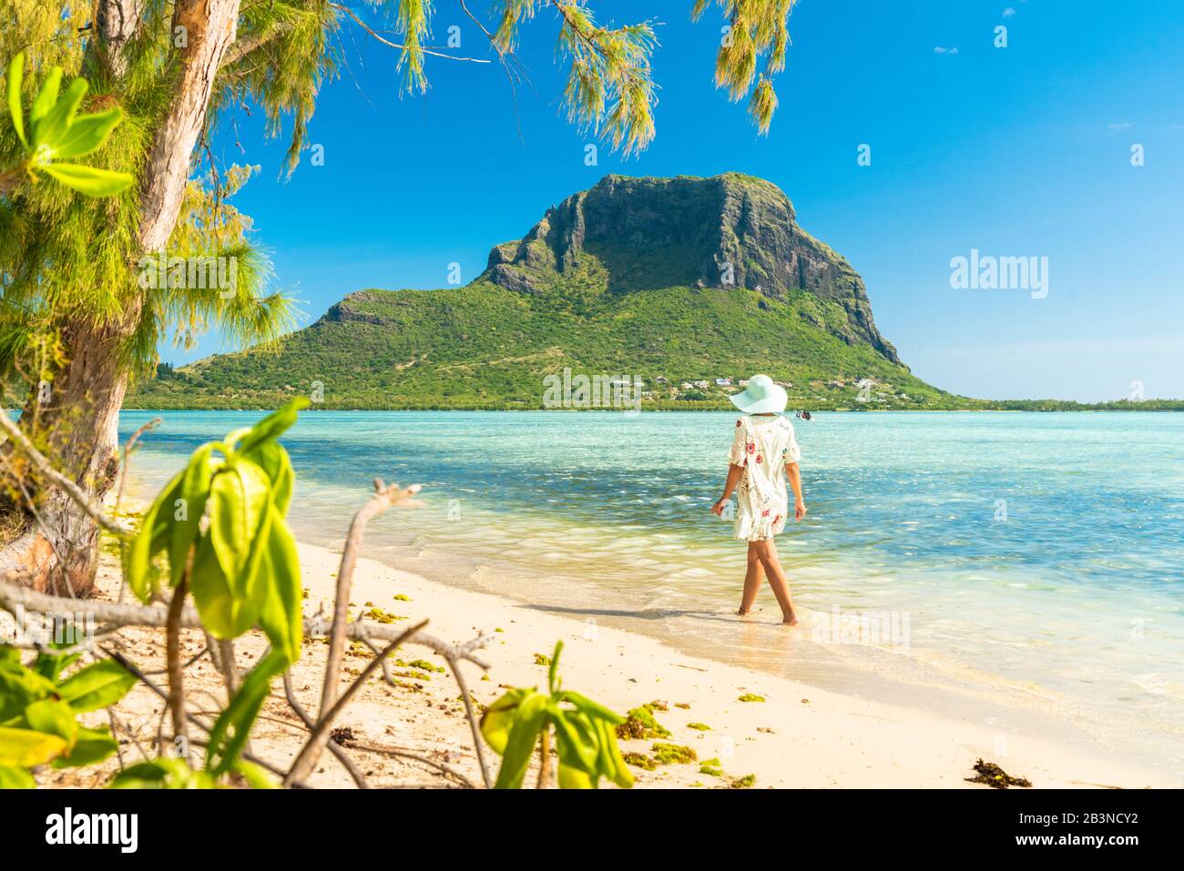 Frau, die am Strand mit tropischem Sand spazieren geht, Ile aux Benitiers, La Gaulette, Le Morne, Black River, Mauritius, Indischer Ozean, Afrika Stockfoto