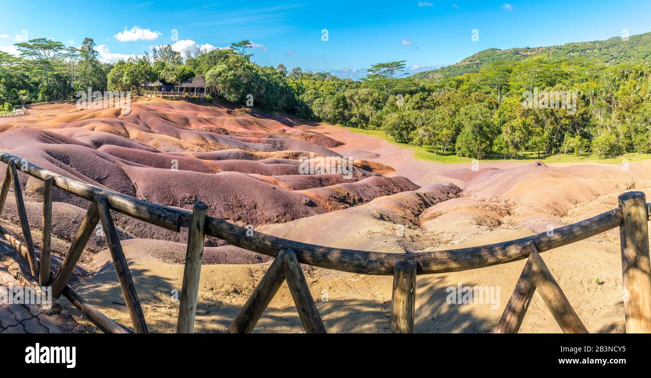 Panoramaaussicht auf Den Sieben Farbigen Erdgeopark, Chamarel, Black River District, Mauritius, Indischer Ozean, Afrika Stockfoto