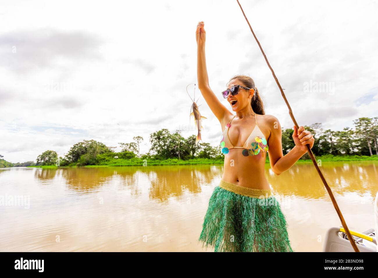 Frau, die ihren frisch gefangenen Fisch aus dem Amazonas-Fluss, Peru, Südamerika zeigt Stockfoto