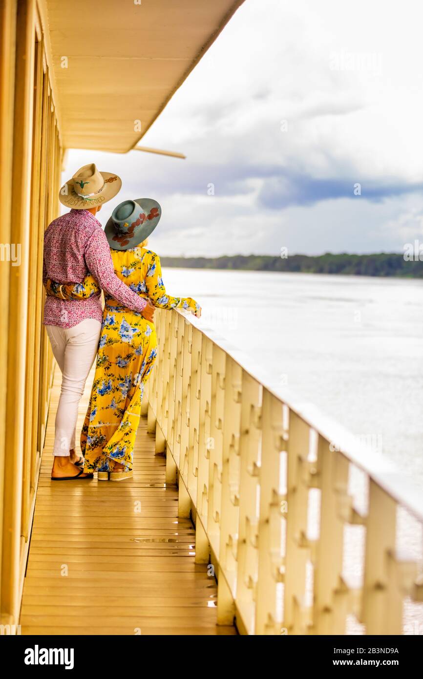 Paare genießen den Blick auf den Amazonas-Fluss an Bord eines Flussboots, Peru, Südamerika Stockfoto
