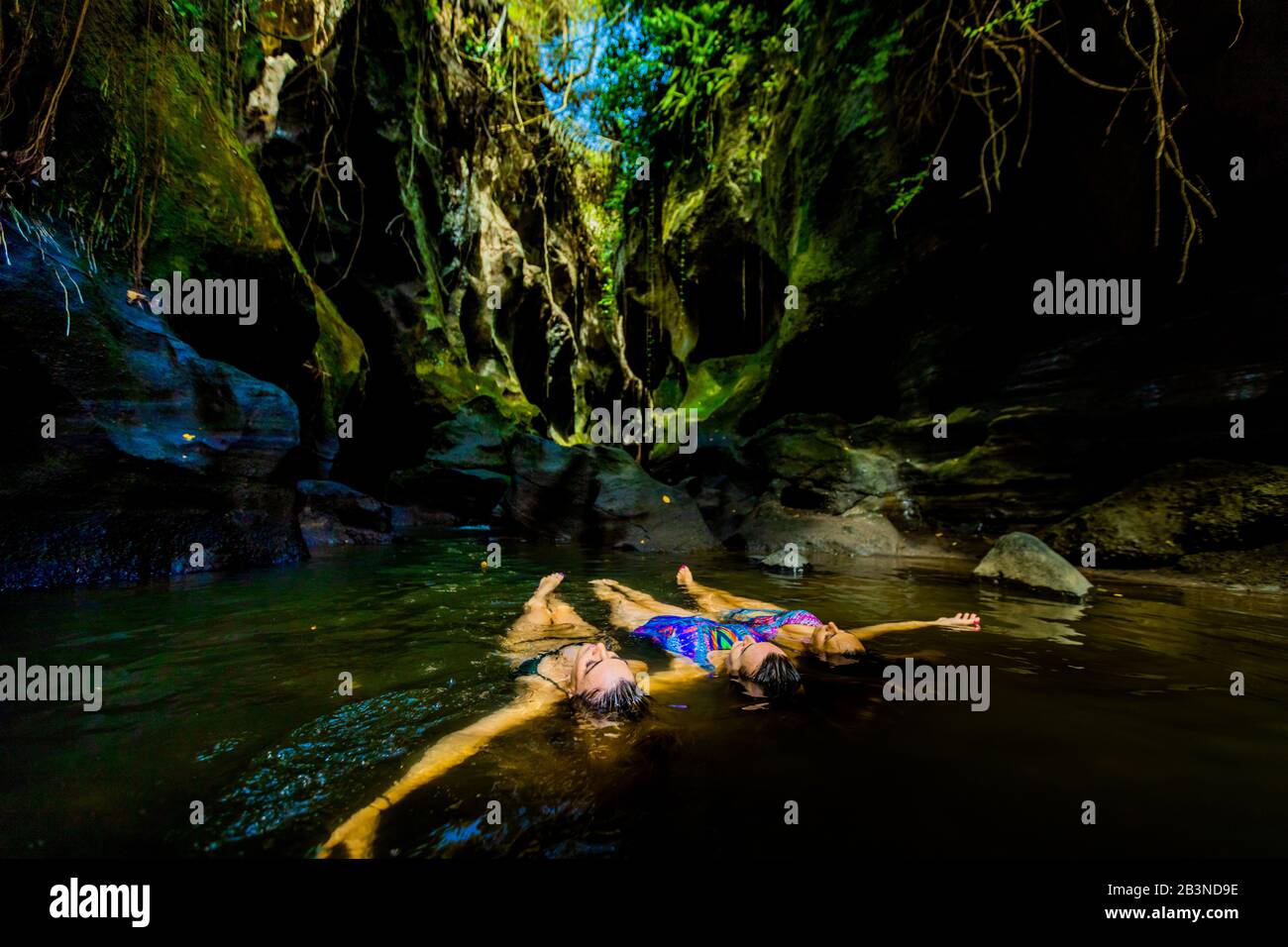 Frauen, die friedlich im Wasser im Beji Guwang Hidden Canyon, Bali, Indonesien, Südostasien, Asien schweben Stockfoto