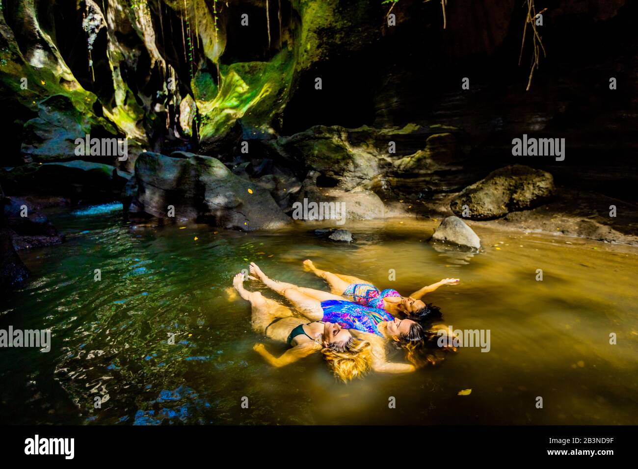 Frauen, die friedlich im Wasser im Beji Guwang Hidden Canyon, Bali, Indonesien, Südostasien, Asien schweben Stockfoto