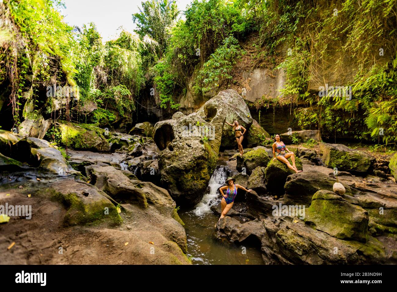 Frauen posieren für ein wunderschönes Bild am Beji Guwang Hidden Canyon, Bali, Indonesien, Südostasien, Asien Stockfoto