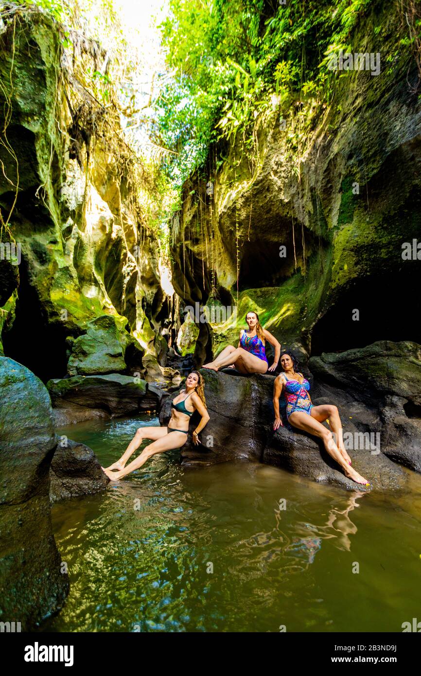 Frauen posieren für ein Bild im Beji Guwang Hidden Canyon, Bali, Indonesien, Südostasien, Asien Stockfoto