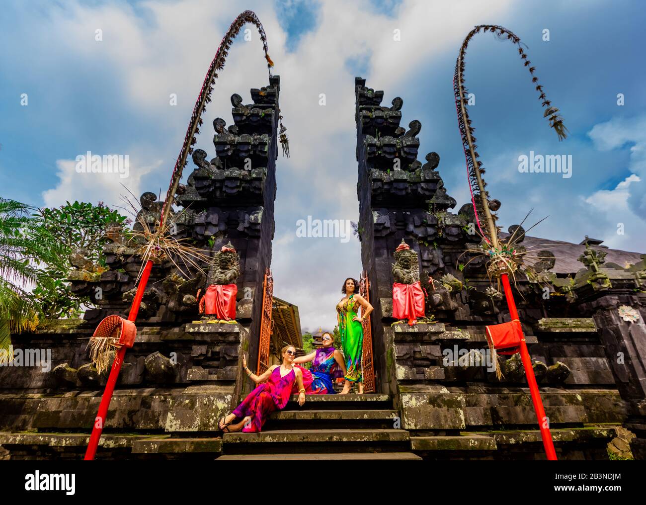 Frauen posieren für Fotos im Besakih-Tempel, dem größten und heiligsten Tempel der hinduistischen Religion in Bali, Indonesien, Südostasien, Asien Stockfoto