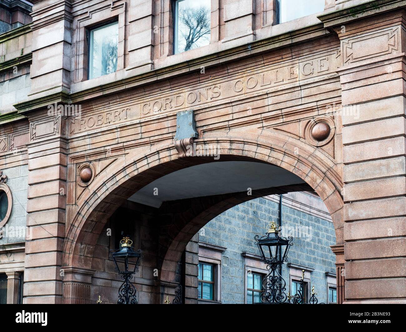 Robert Gordons College Eingangsbogen auf Schoolhill in Aberdeen Scotland Stockfoto