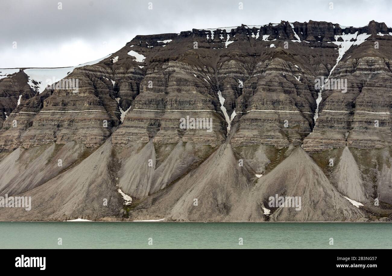 Große Alluvialfans entlang der Wand von Tempelfjorden, Spitzbergen, Spitzbergen, Arktis, Norwegen, Europa Stockfoto