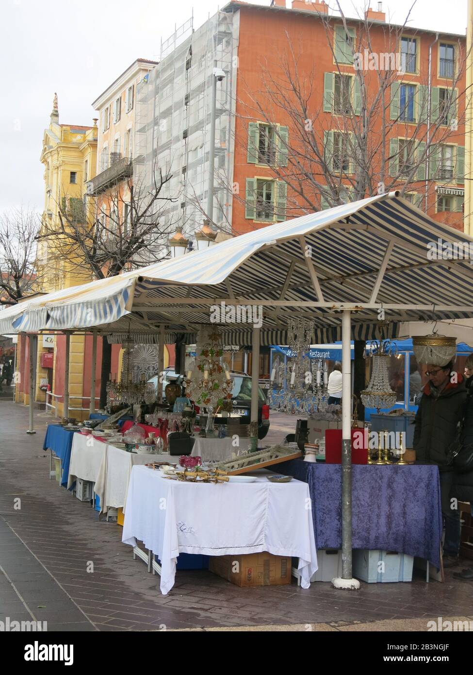 Blick auf die Verkaufsstände mit Strip-Markisen auf einem französischen Straßenmarkt im Zentrum von Nizza, mit Antiquitäten und bric-A-Brac. Stockfoto