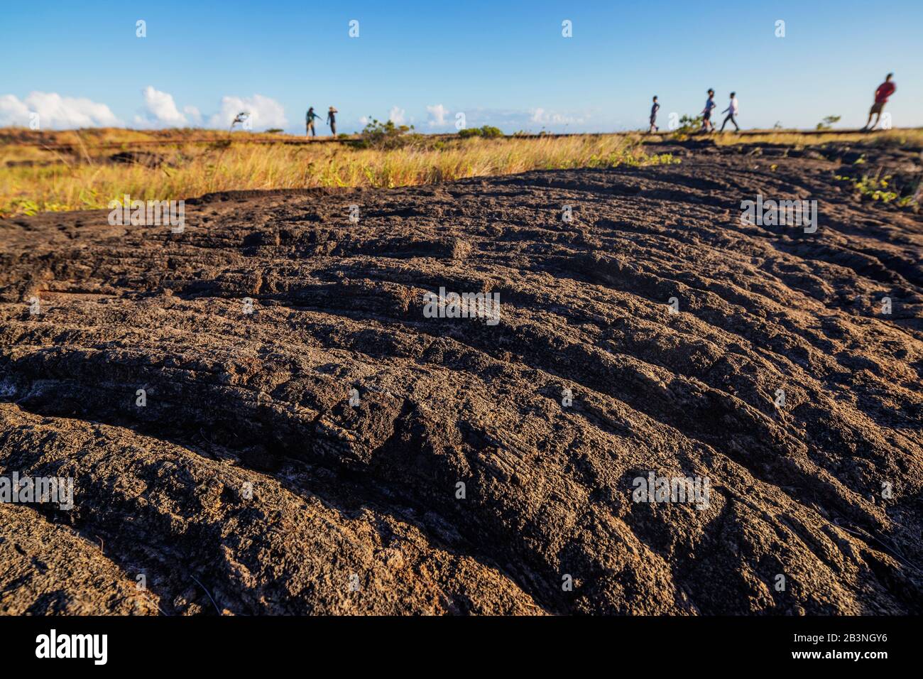 Touristen in Lava Flow, Hawaii Volcanoes National Park, UNESCO-Weltkulturerbe, Big Island, Hawaii, Vereinigte Staaten von Amerika, Nordamerika Stockfoto