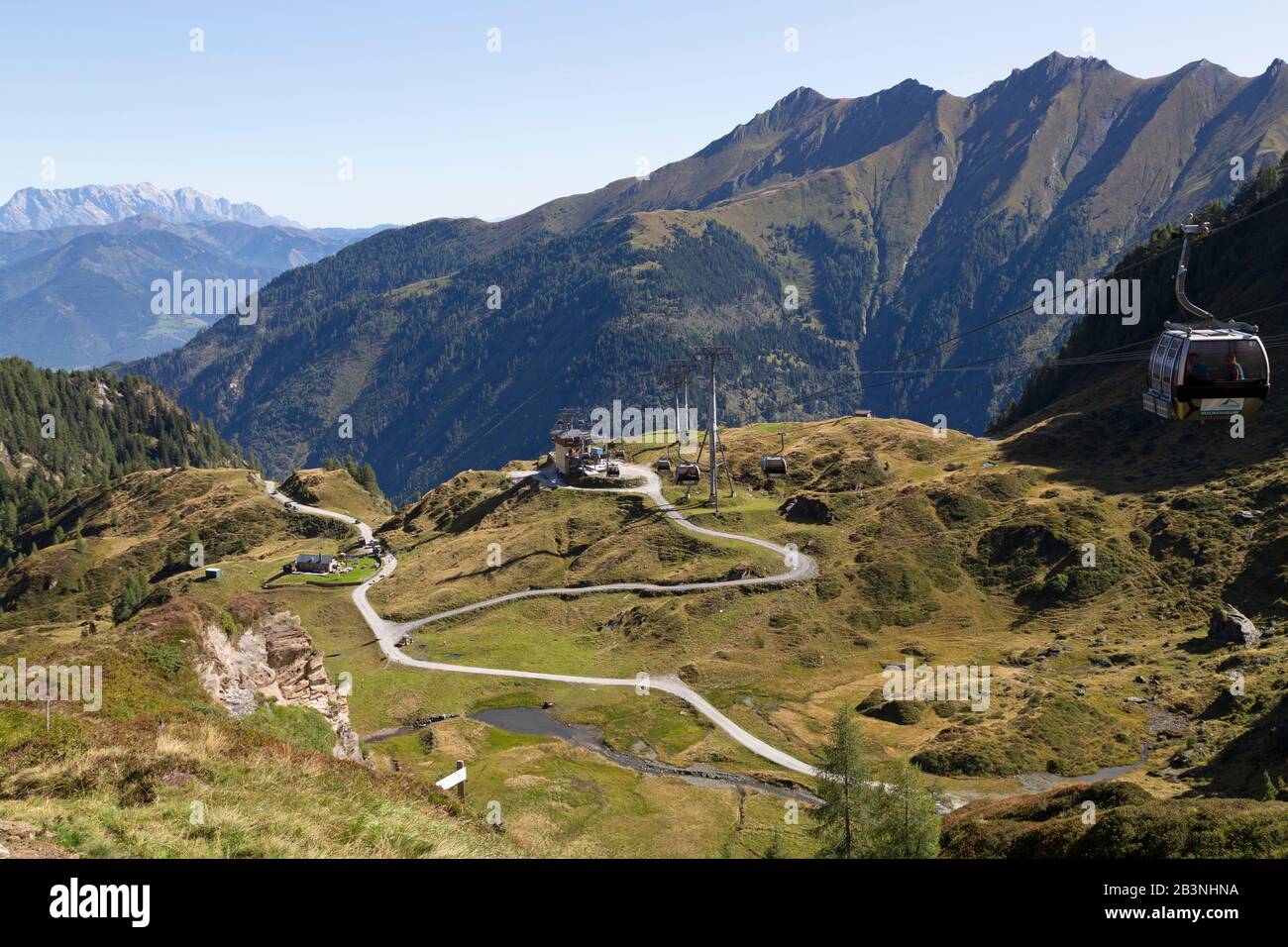 Blick zur Mittelstation der Gondelbahn Panoramabahn am Kitzsteinhorn Berghang, Österreich, Europa Stockfoto Blick zur Mittelstation der Gondelbahn Panoramabahn am Kitzsteinhorn Berghang, Österreich, Europa Stockfoto