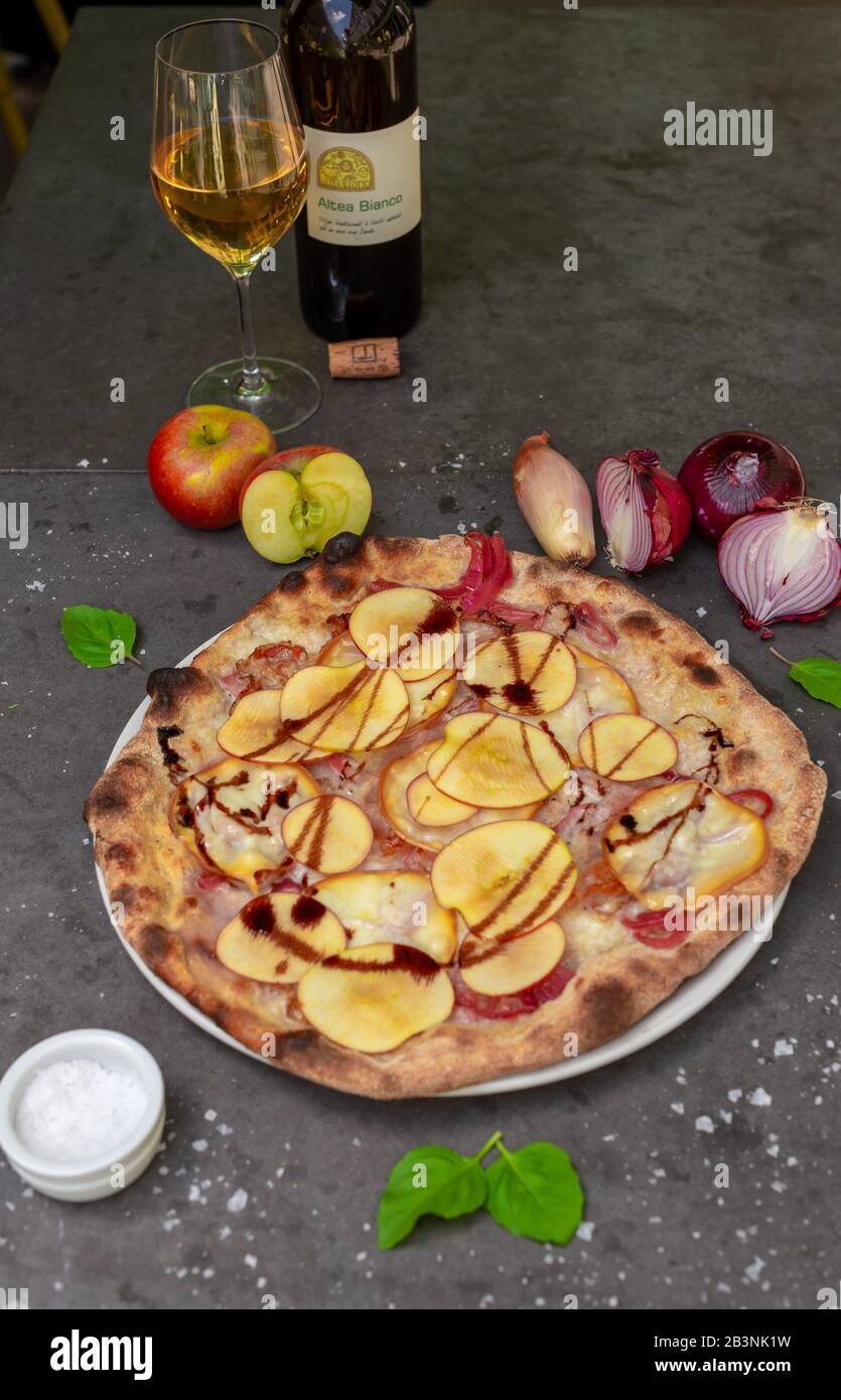 Rustikale Pizza mit apfel und Balsamico-Essig im italienischen Restaurant mit roter Zwiebel Stockfoto