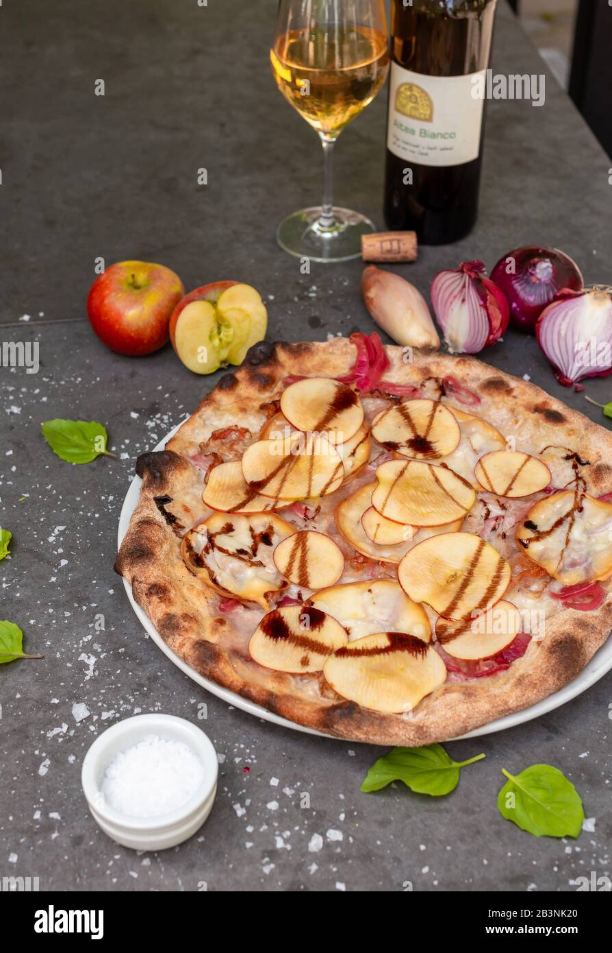 Rustikale Pizza mit apfel und Balsamico-Essig im italienischen Restaurant mit roter Zwiebel Stockfoto