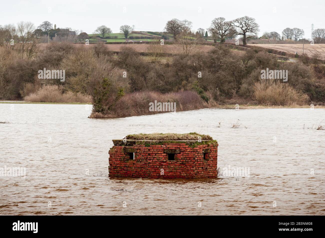 WW2 Pillbox an der Cressage Brücke über den Fluss Severn in Shropshire England, von Hochwasser unterspült Stockfoto