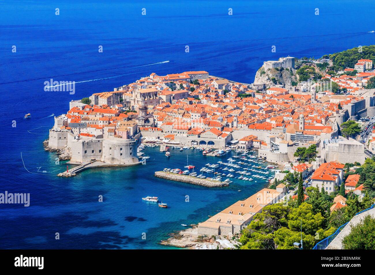 Dubrovnik, Kroatien. Malerische Aussicht auf die Altstadt (mittelalterliche Ragusa) und dalmatinische Küste des Adriatischen Meeres. Stockfoto