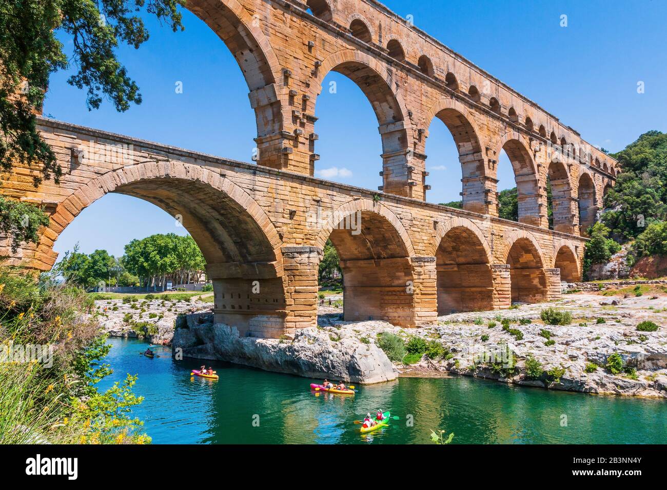 Nimes, Frankreich. Uraltes Aquädukt von Pont du Gard, UNESCO-Weltkulturerbe. Stockfoto
