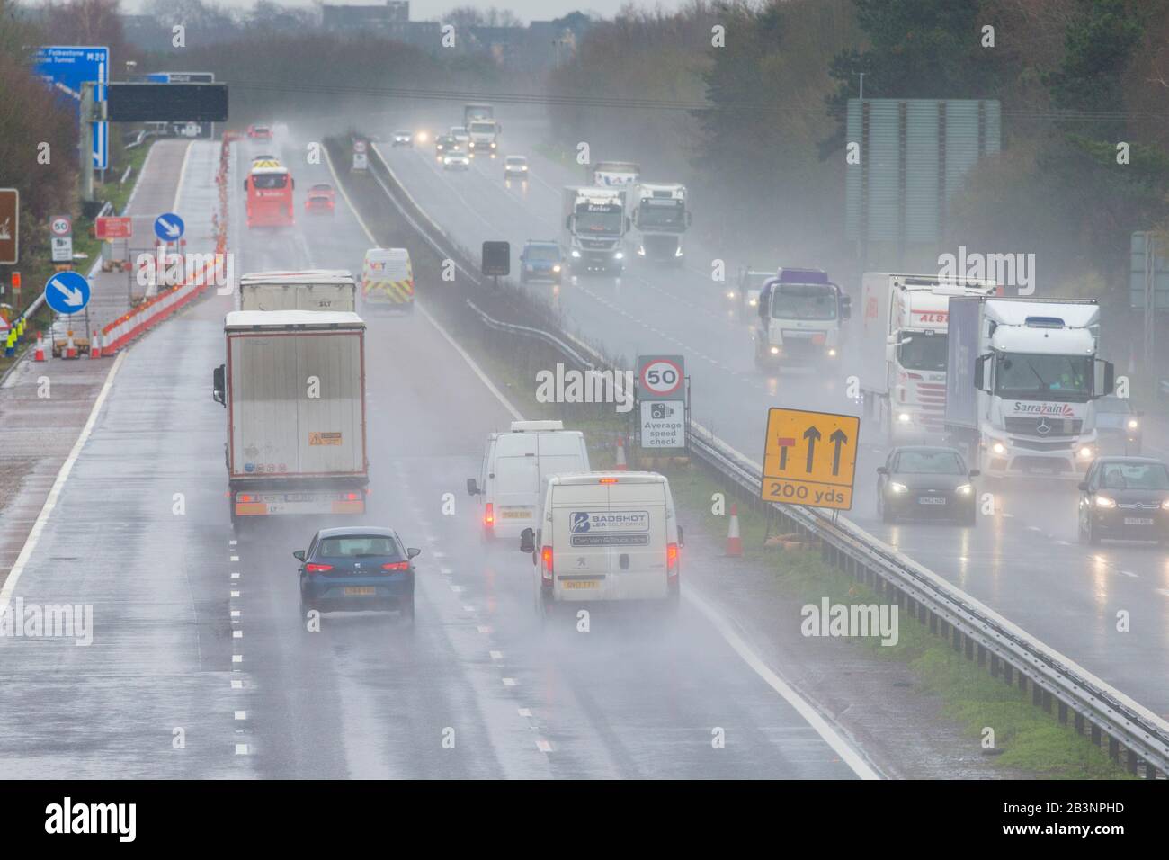 Ashford, Kent, Großbritannien. März 2020. Wetter in Großbritannien: Das Met-Büro hat eine gelbe Warnung für starken Regen herausgegeben, der zu Überschwemmungen und Reiseunterbrechungen führen kann. Die M20 South, die nach Dover durchgebunden ist, ist im strömenden Regen mit starkem Verkehr beschäftigt. © Paul Lawrenson 2020, Photo Credit: Paul Lawrenson/Alamy Live News Stockfoto