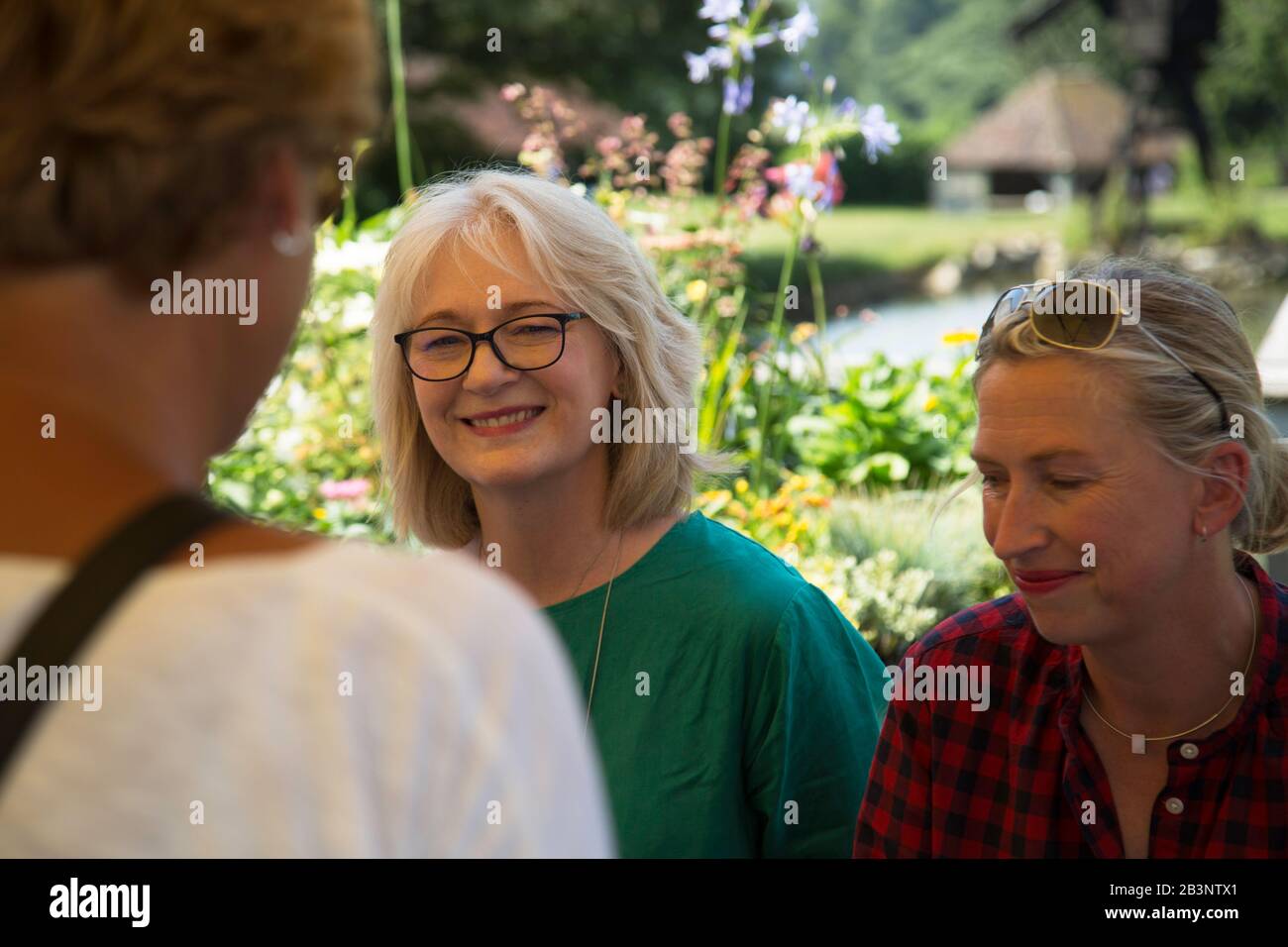 Julie Tatchell und Kirsten Ramsay von der BBC-Fernsehserie "The Repair Shop", Promi-Cast-Buchunterzeichnung, Singleton Open Air Museum, Großbritannien Stockfoto