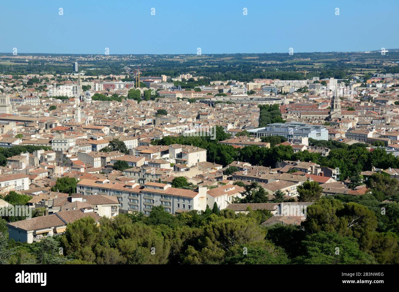 Panoramaaussicht, Panorama, Luftbild oder Blick auf die hohe Angle über Nimes Gard France Stockfoto