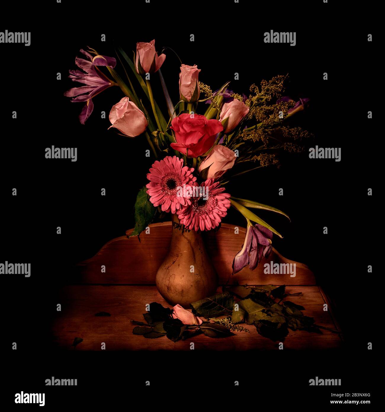 Eine Vase von Blumen, die im Stil eines Alten Meisters fotografiert wurde. Stockfoto