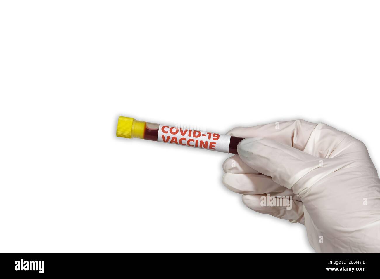Coronavirus COVID-19-Outbreak-Konzept mit Impfstoff-Tag für Staubsauger. Der Chemiker mit Schutzhandschuhen zeigt den Blutschlauch mit einer Impfstoffprobe an. Stockfoto