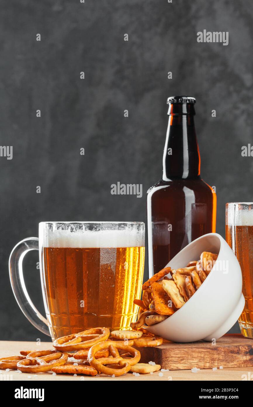 Bierglas mit Bretzel und getrockneten Würstchen Snacks liegen ganz in der Nähe Stockfoto