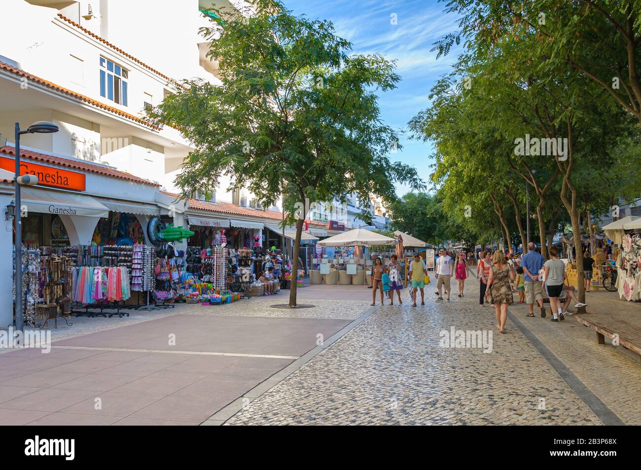 Albufeira, Portugal - 3. September 2014: Touristen besuchen die Avenue of Freedom mit Geschäften, Bars und Restaurants in der Touristenstadt Albufeira in Al Stockfoto