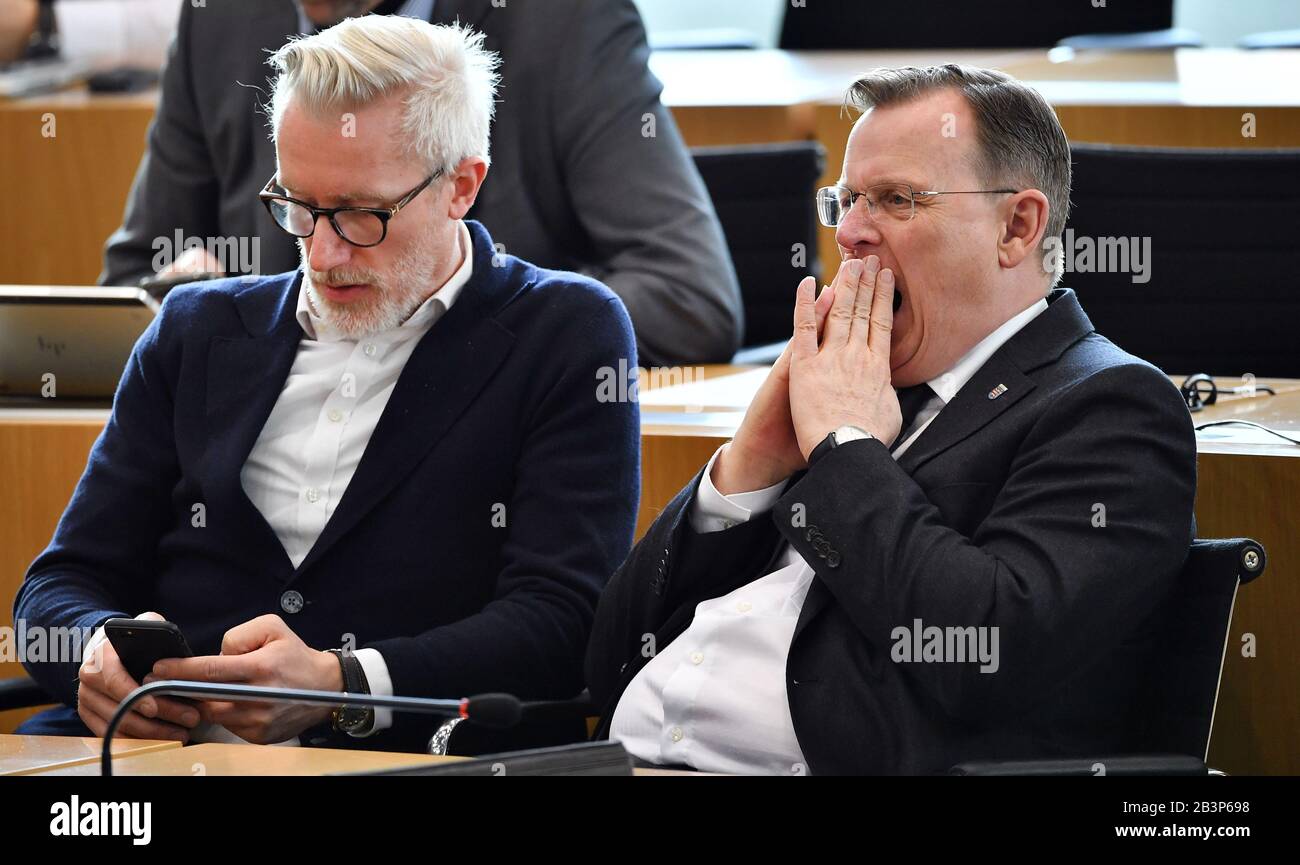 05. März 2020, Thüringen, Erfurt: Bodo Ramelow (r, die Linke), Regierungspräsident von Thüringen, und Benjamin Immanuel Hoff (die Linke) sitzen nebeneinander im Plenarsaal des Thüringer Landtags. Einen Tag nach der Wahl des Thüringer Ministerpräsidenten beginnt die Arbeit für die rot-rot-grüne Minderheitsregierung. Das parlament, das bis Freitag tagt, hat ein umfangreiches Programm mit etwa 30 Tagesordnungspunkten. Rot-Rot-Grün hat nur 42 der 90 Sitze im Landtag und braucht vier Stimmen von CDU oder FDP-Fraktion für Entscheidungen. Foto: Martin Schutt / dpa-Zentralbil Stockfoto