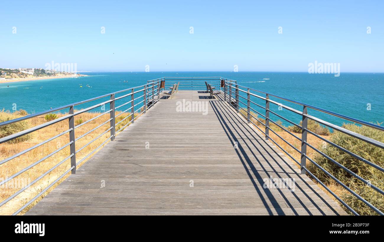 Bänke auf der Terrasse am Atlantik in Albufeira, Algarve, Portugal Stockfoto