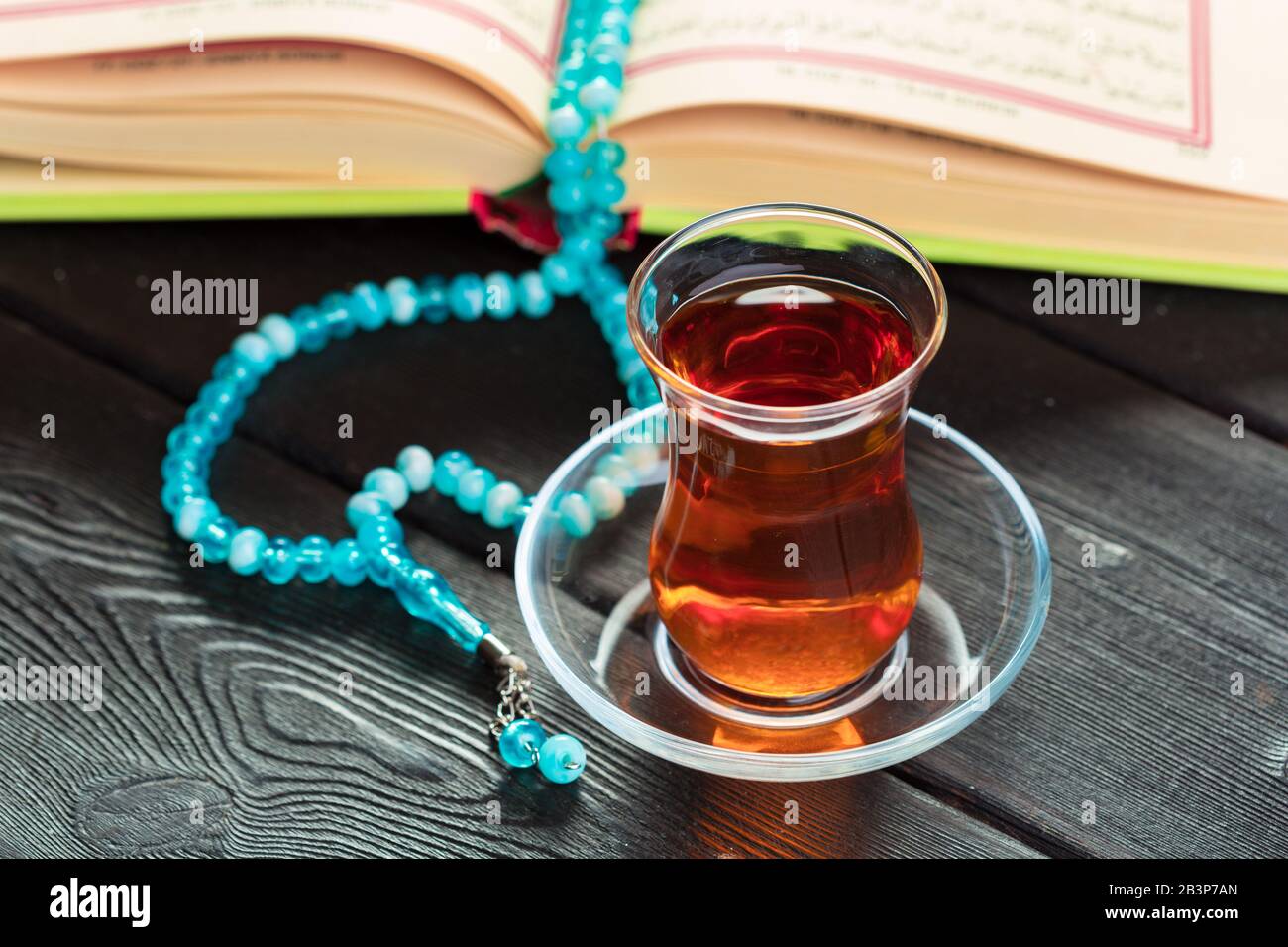 Türkischer Tee aus traditionellem Glas. Kreatives Foto. Stockfoto