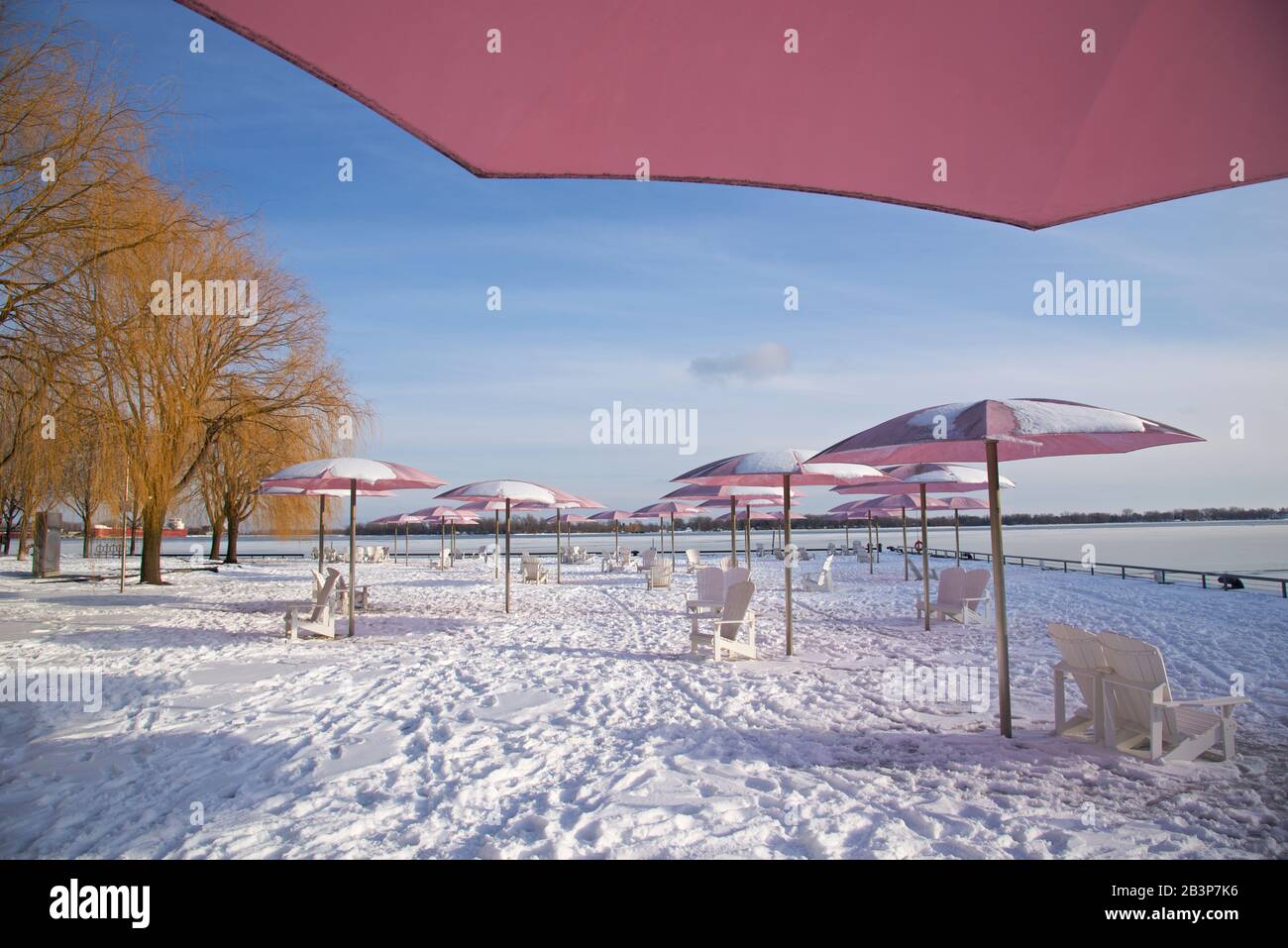Schneebedeckter Strand mit Sonnenschirmen und Liegestühlen am Lake Ontario Stockfoto