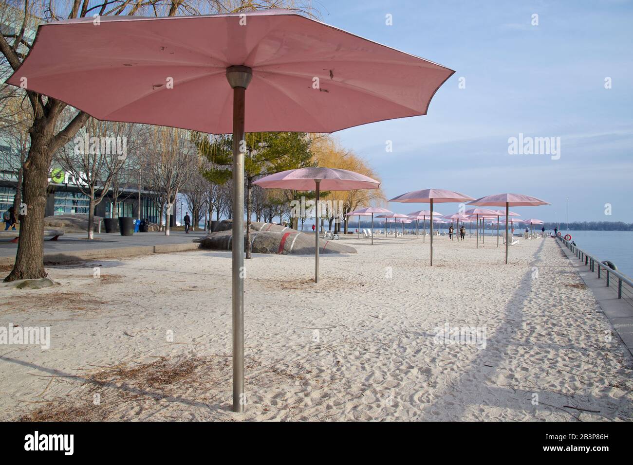 Liegestühle mit Sonnenschirm im Sonnenuntergang Stockfoto