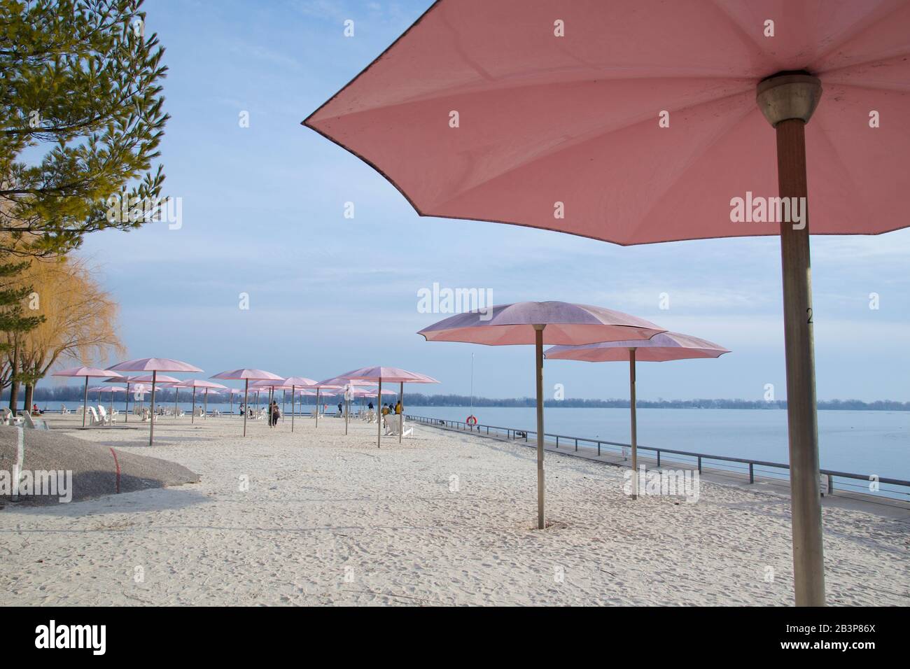 Liegestühle mit Sonnenschirmen an einem sonnigen Tag Stockfoto