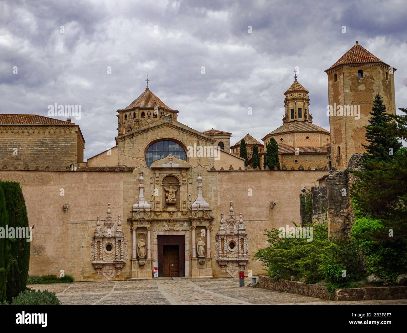 Poblet, Katalonien/Spanien; 24. Mai 2015: Königliche Stift Santa Maria de Poblet Fassade, Vimbodí y Poblet, Tarragona, Katalonien, Spanien Stockfoto