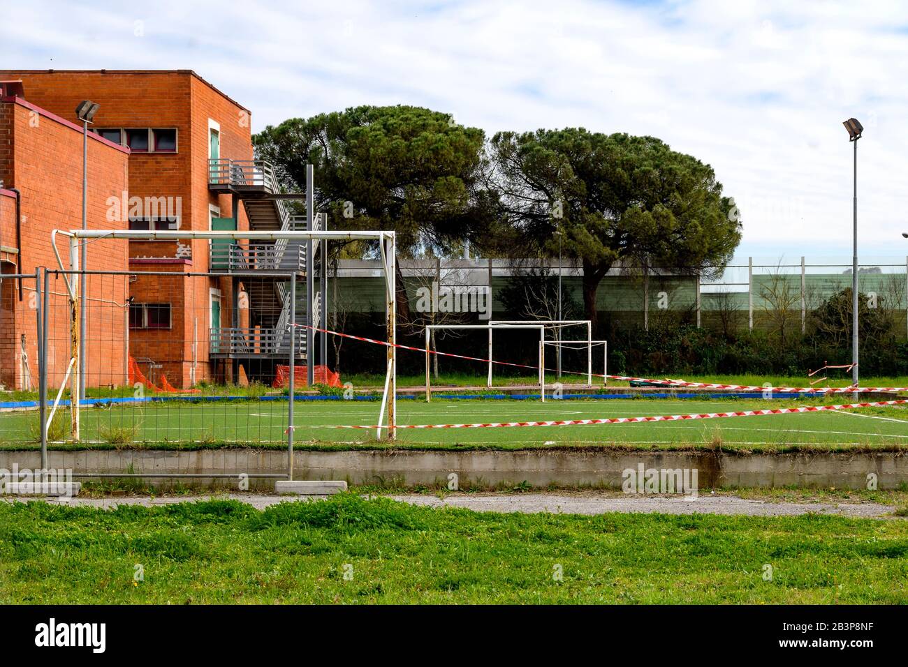 Roma, Italien. März 2020. Blick auf den Fußballplatz der klassischen Grundschule Plauto in Rom. Italien schloss alle Schulen und Universitäten bis zum 15. März im Rahmen von Maßnahmen gegen Coronavirus COVID-19. Außerdem werden alle Sportveranstaltungen ohne Zuschauer ausgetragen. Roma 05/03/2020 Foto Andrea Staccioli/Insidefoto Credit: Insidefoto srl/Alamy Live News Stockfoto